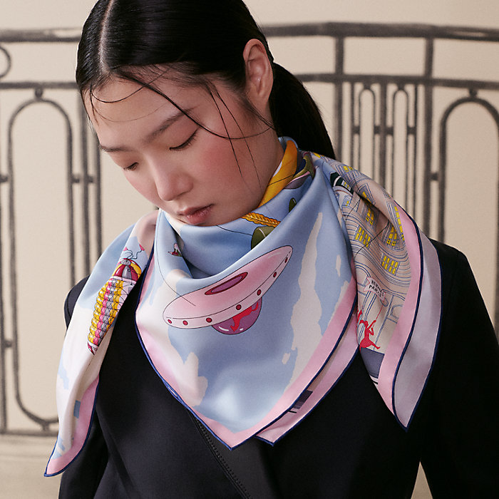 カレ 90 《プラニフルール》 | Hermès - エルメス-公式サイト カレ 90 《プラニフルール》 | Hermès - エルメス-公式サイト